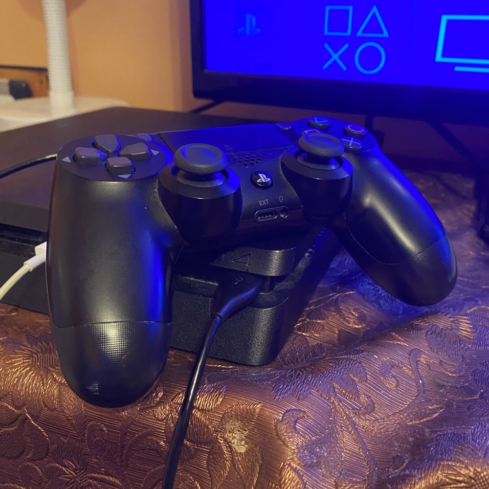 1TB PS4 w/ 2 controllers great condition
